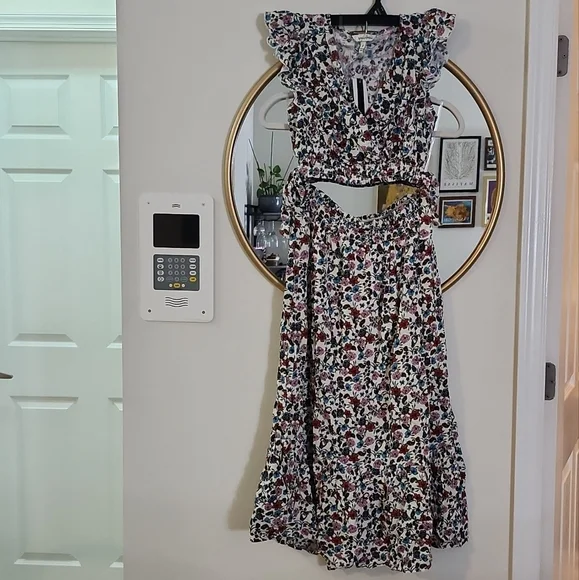 Flower Top and Skirt - Picture 3 of 5